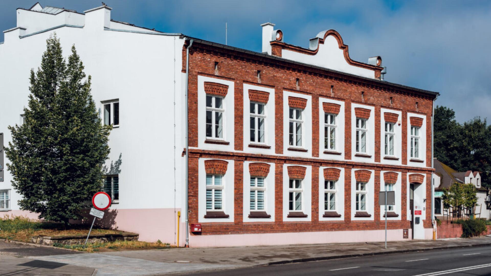 Odnowiony ceglany budynek jednopiętrowy