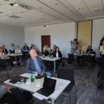 Ludzie siedzący na sali konferencyjnej