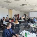Ludzie siedzący na sali konferencyjnej