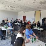 Ludzie siedzący na sali konferencyjnej