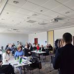 Ludzie siedzący na sali konferencyjnej