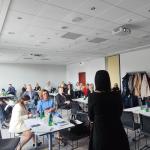 Ludzie siedzący na sali konferencyjnej