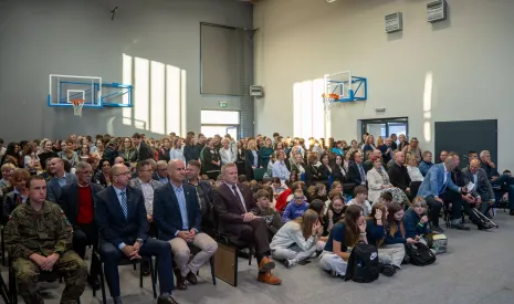 grupa ludzi siedząca na krzesłach