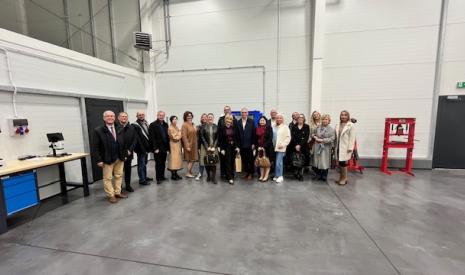 Grupa ludzi przedstawicieli WZK w hali Branzowego Centrum Umiejętności w Liskowie