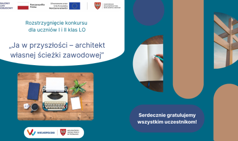Grafika przedstawiająca biurko z laptopem i gratulacyjny napis na tle niebiesko-beżowym.