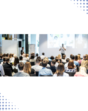 Prelegent przemawia do słuchaczy na sali konferencyjnej.