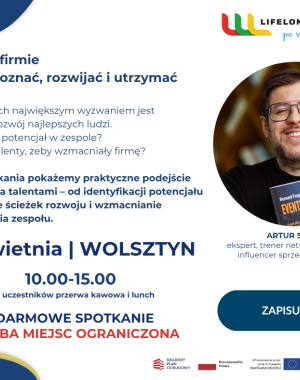 Mężczyzna w okularach uśmiecha się, trzymając książkę, zaproszenie na spotkanie firmowe.