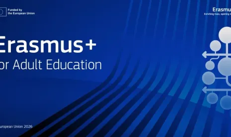 Niebieska grafika z logo Erasmus+ i napisem "for Adult Education"